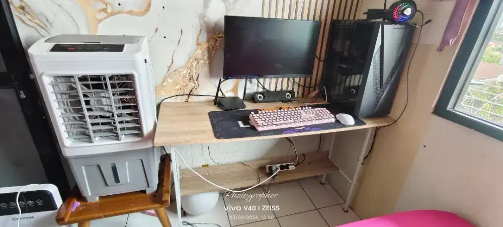 Meja komputer estetik / kantor