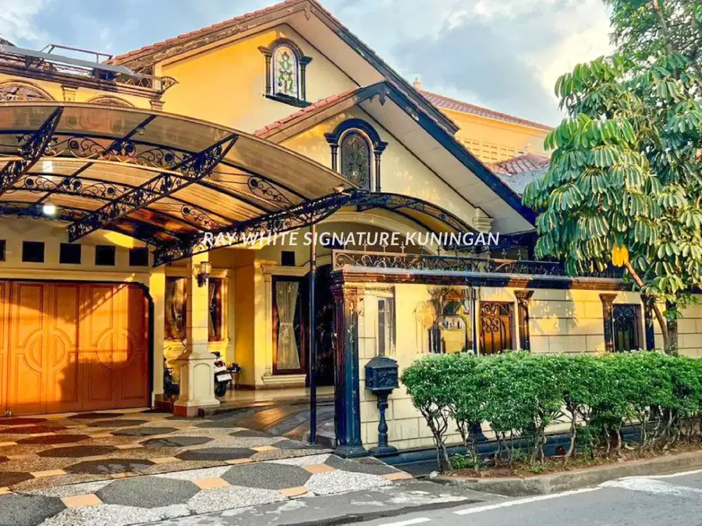 Rumah Lama Lokasi Dekat BKT Cocok Untuk Hunian Semi Bisnis di Swadaya Raya