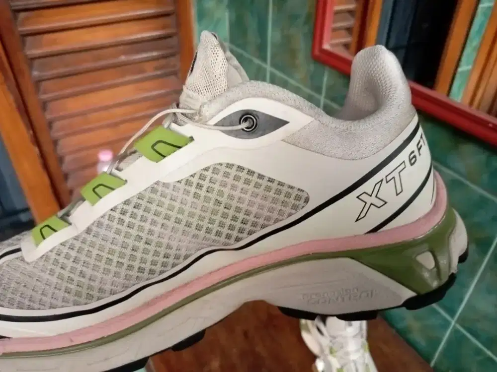 Sepatu merek Salomon eropah