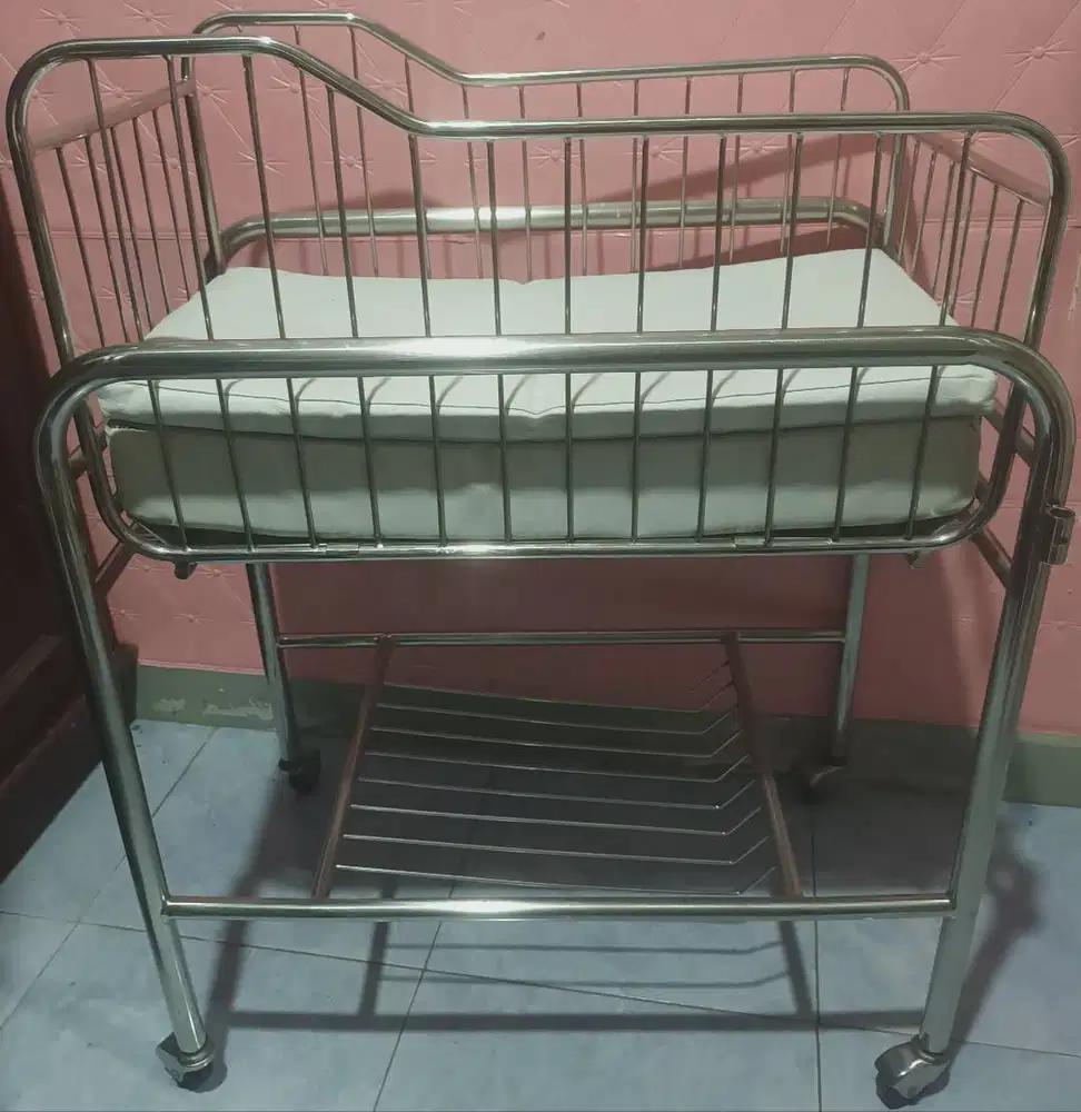 Keranjang Box Bayi Stainless Dorong Beroda