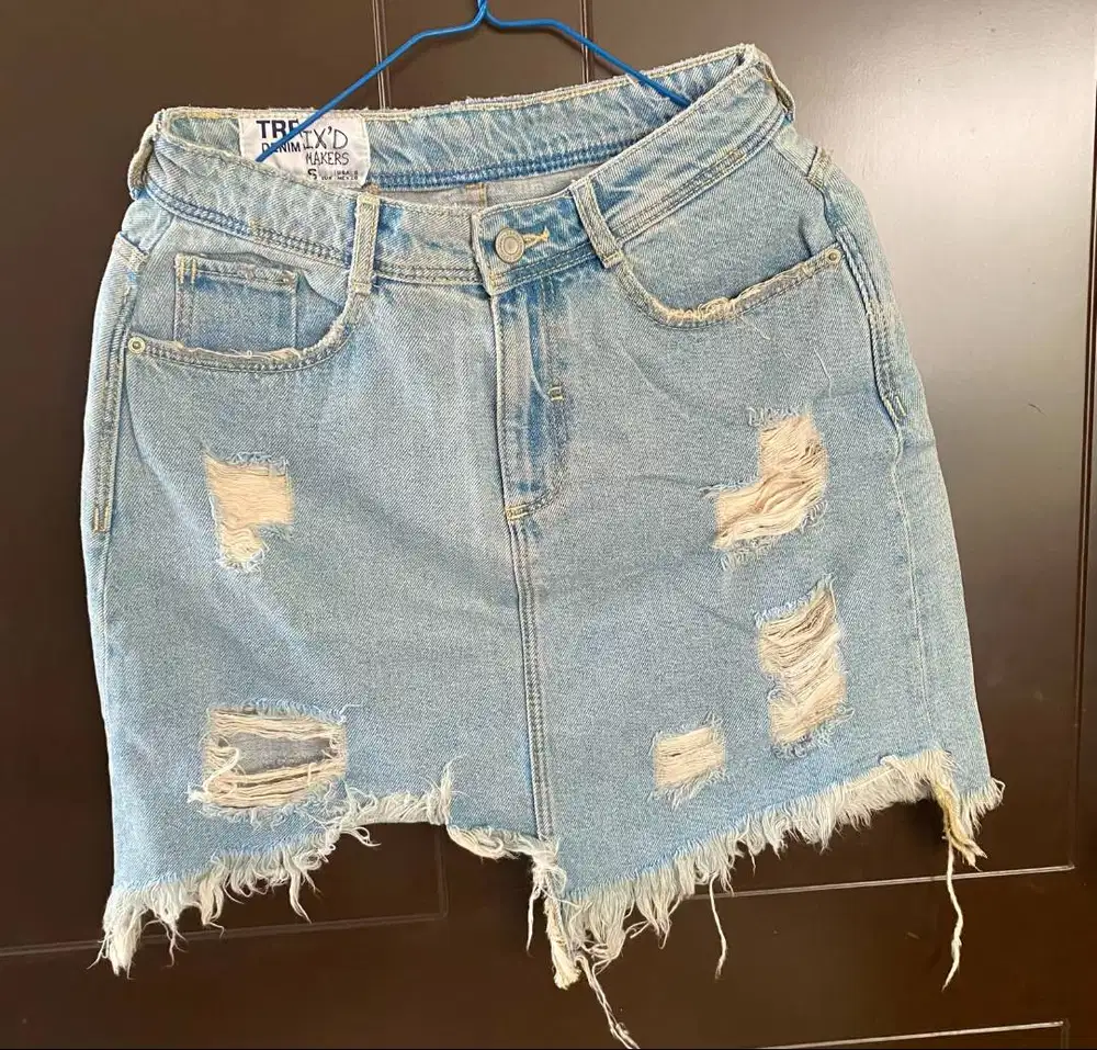 RIPPED DENIM SKIRT - ZARA TRF ORIGINAL – SIZE L – PRELOVED