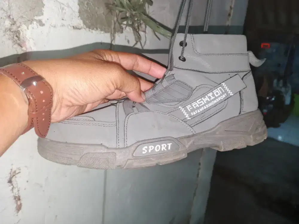 Misi mau jual sepatu out door kondisi msh sprti baru size 44