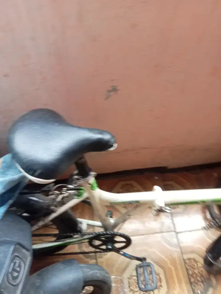 Sepeda lipet warna putih