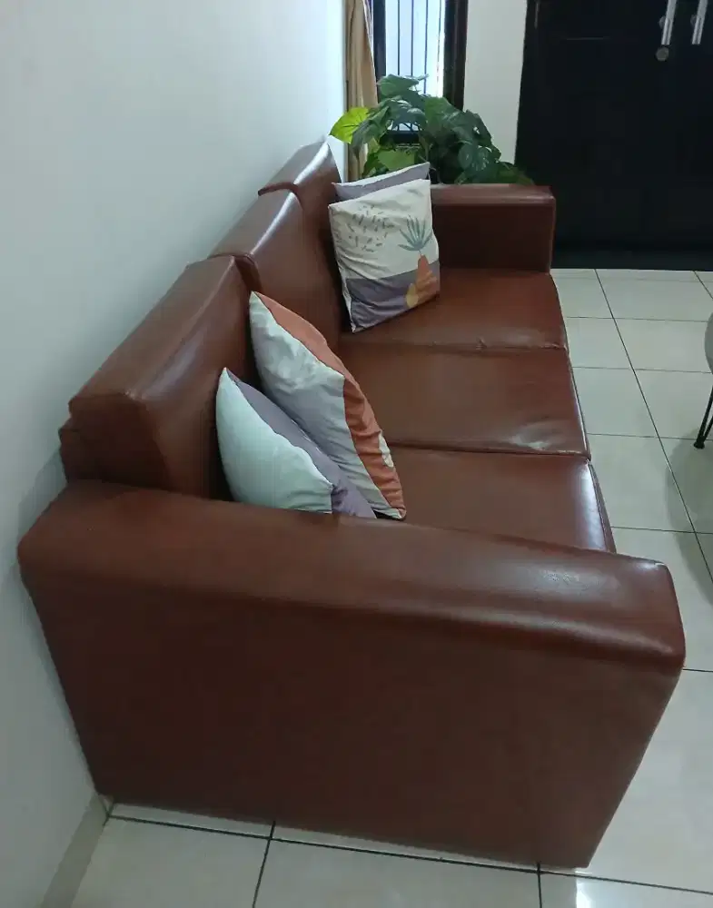 Dijual Lengkap tiga Sofa (3 Seater, 2 Oscar/Klit Sintetis + 1 Beludru)