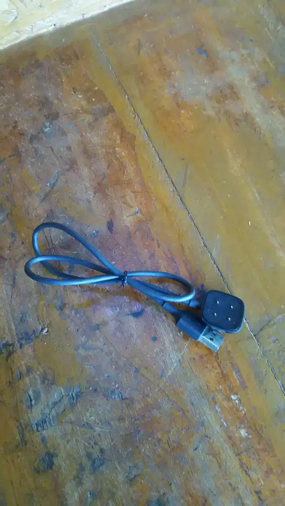 Fitbit Kabel Charger Original Untuk Sense dan Versa (Bekas Normal)