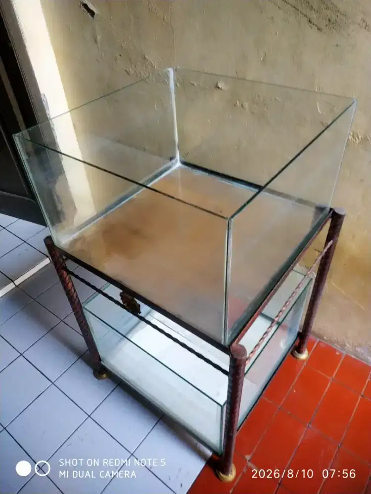 Dijual aquarium dan mejanya