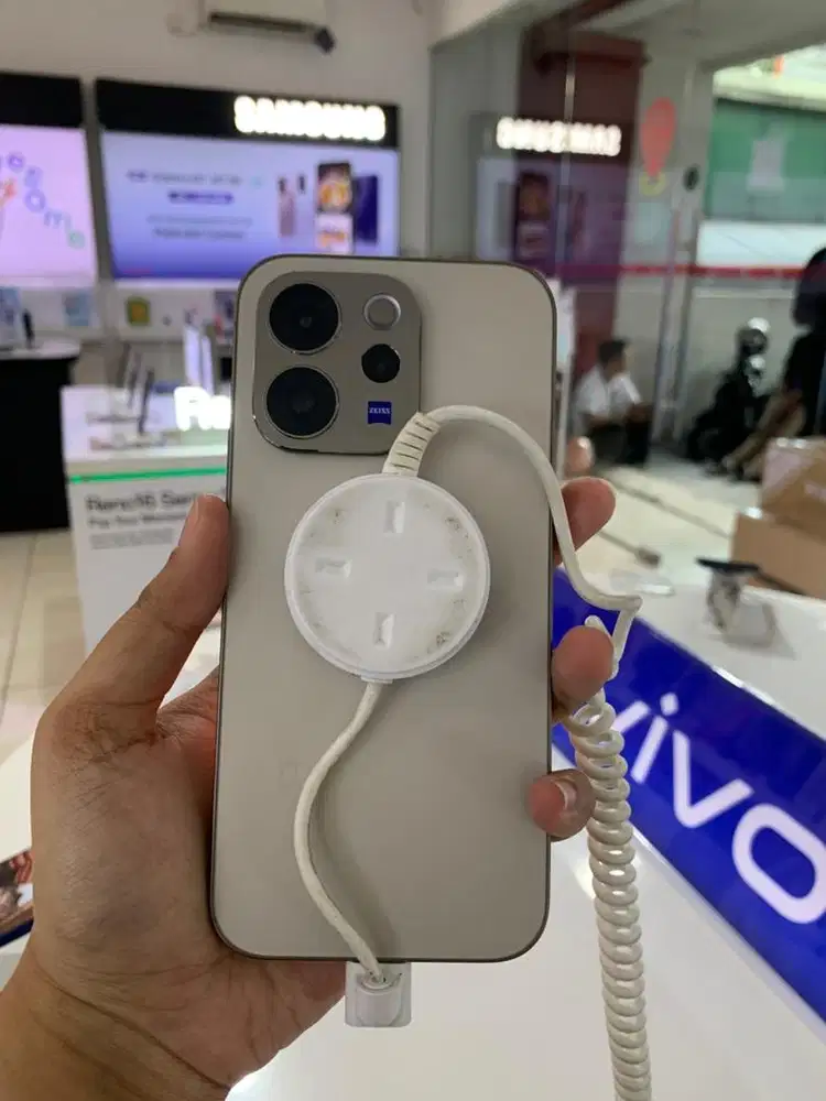 Cicilan hanya KTP Vivo V70 8+8/256GB + ZEIIS 50Mp 10x Telephoto