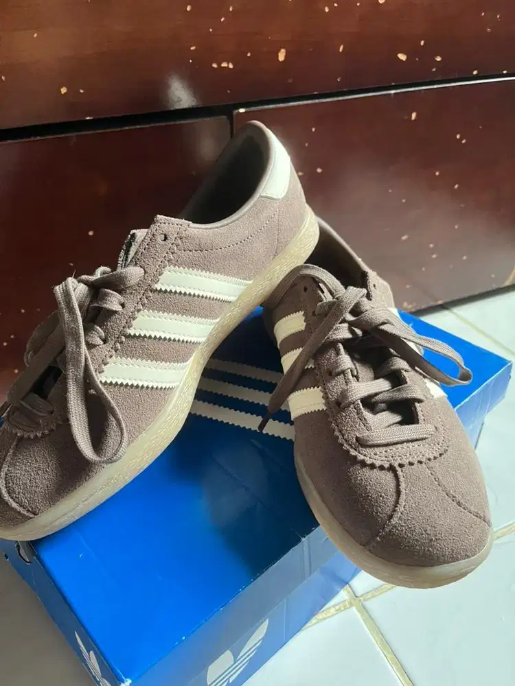 Sepatu adidas STADT