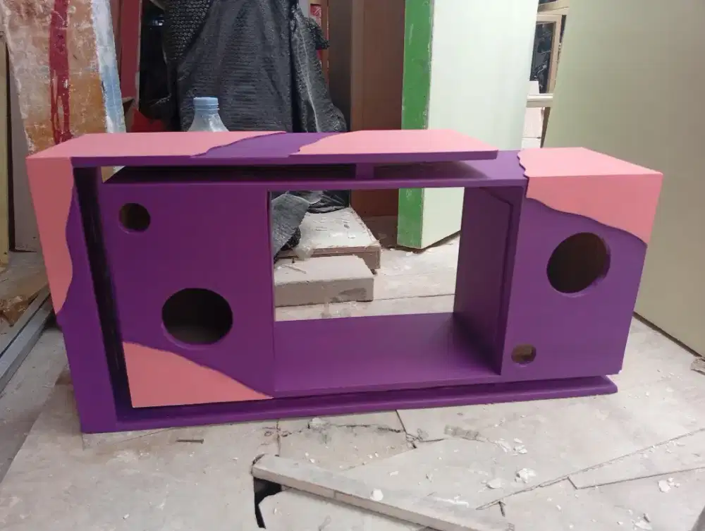 Meja TV warna ungu