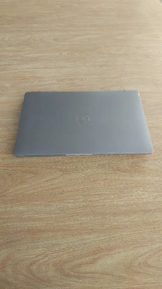 Laptop Dell 7400 latitude dan Proyektor EB-W41
