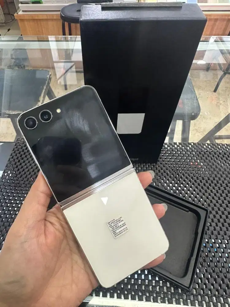Samsung Galaxy Z Flip 5 8/256GB Cream Ex Garansi Resmi Sein Mulussss