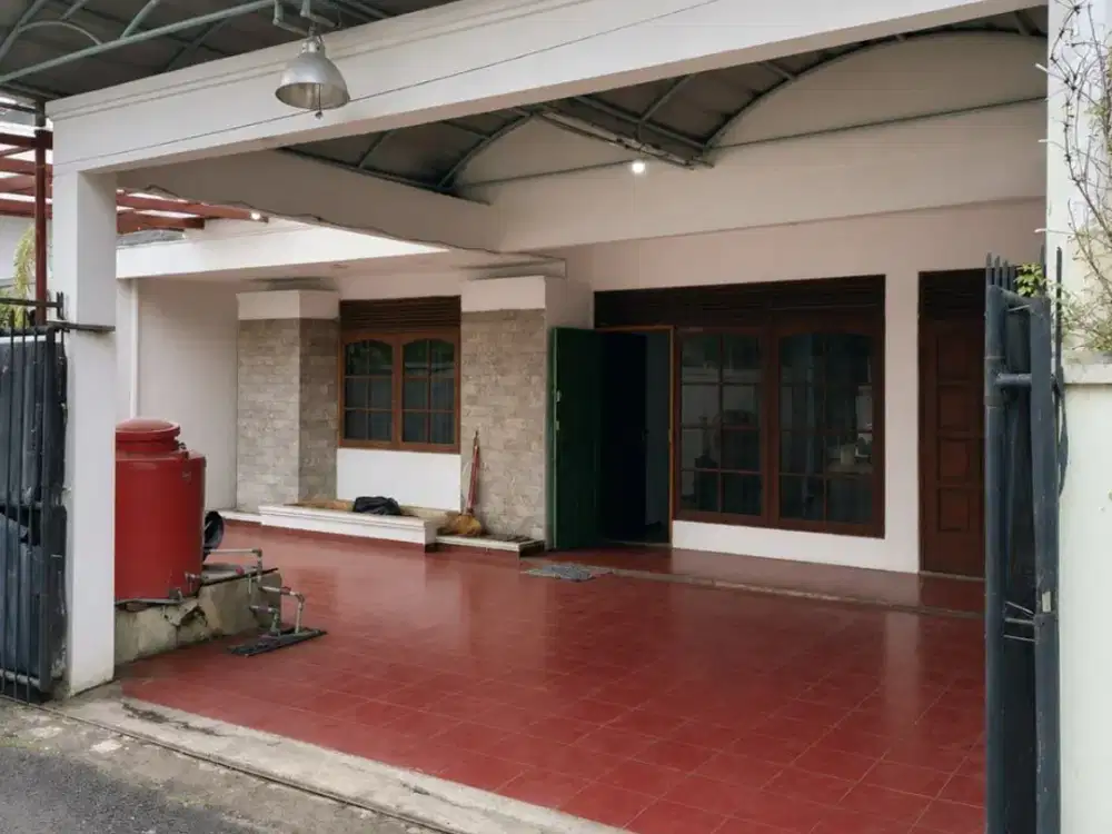 Rumah terawat di murasari dekat jalan peta bandung