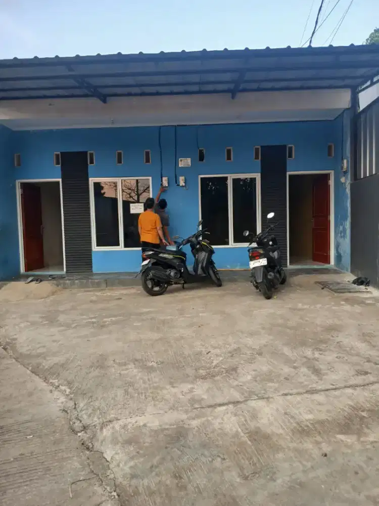 Di kontrakan 2 pintu ada parkir mobil di depan kontrakan