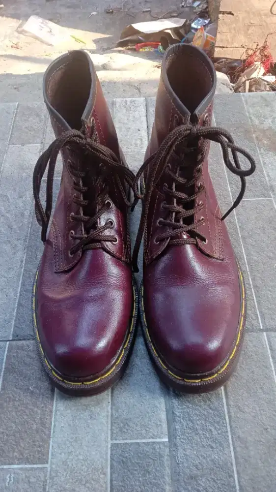 Sepatu dokmar kulit sapi asli no 42 merah maroon