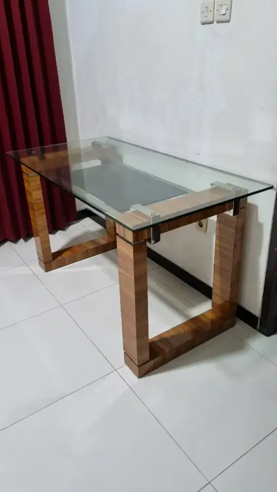 Meja Makan Kaca