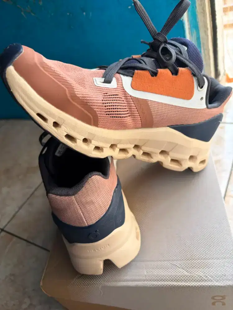 Sepatu on cloudmonster
