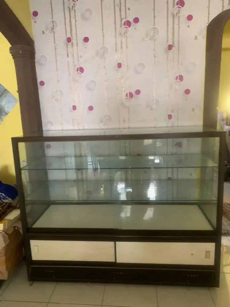 Etalase kaca buat jualan/display