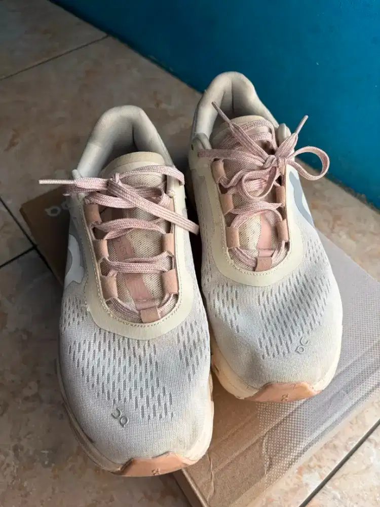 Sepatu on cloudmonster