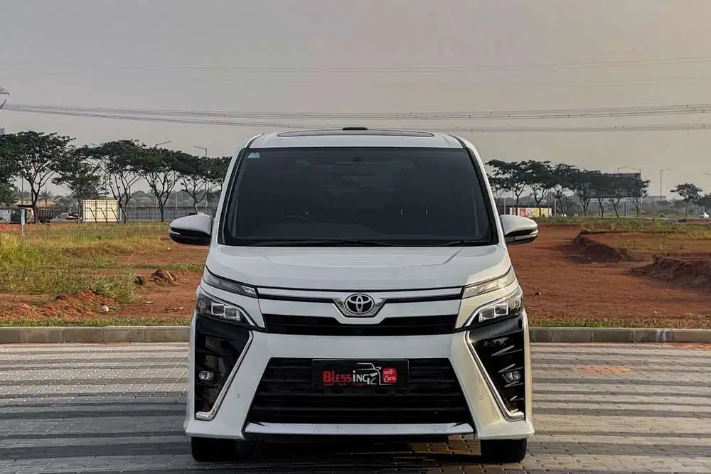 Toyota Voxy 2.0 matic AT 2018 putih