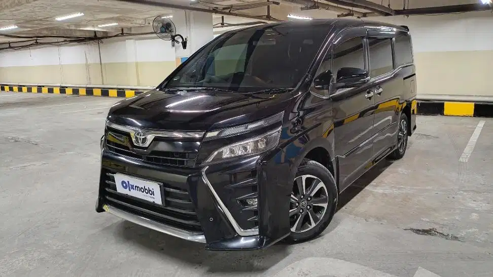 DP MURAH Toyota Voxy 2.0 Bensin-AT 2017 Hitam CFYNB