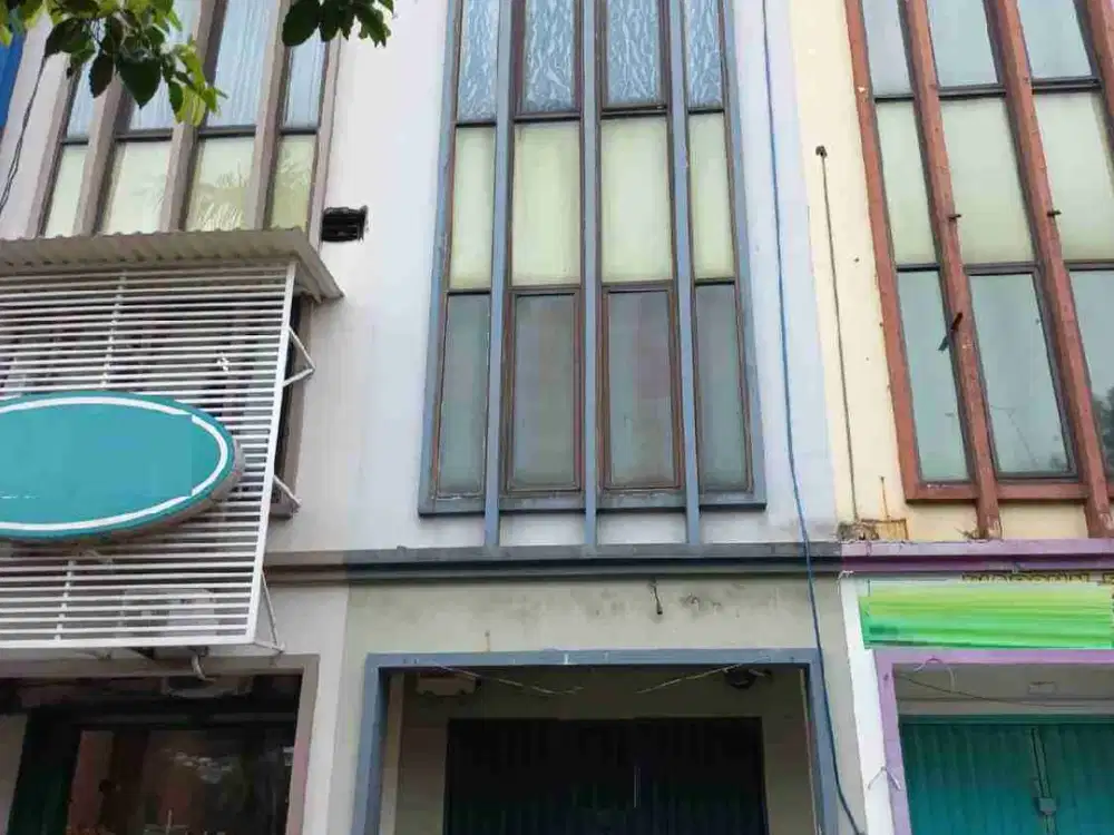 Dijual ruko di barat Jakarta, lokasi strategis, di jalan Boulevard, di sebrang Mal