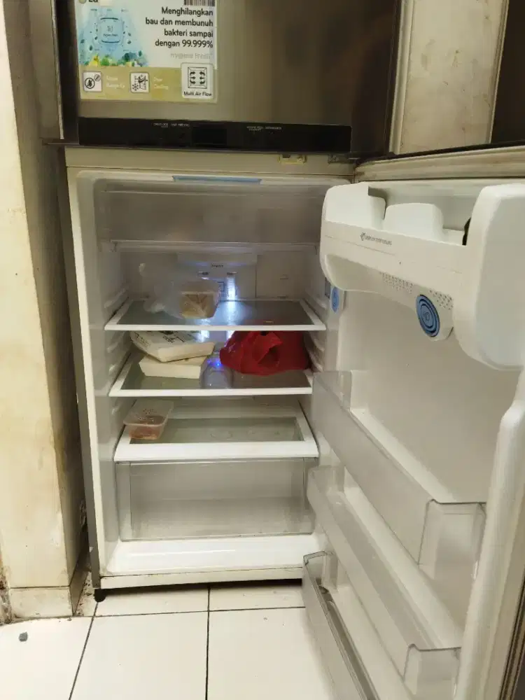 kulkas LG 2 pintu ukuran jumbo (Tipe GN-M492GLH), kapasitas ±450L.