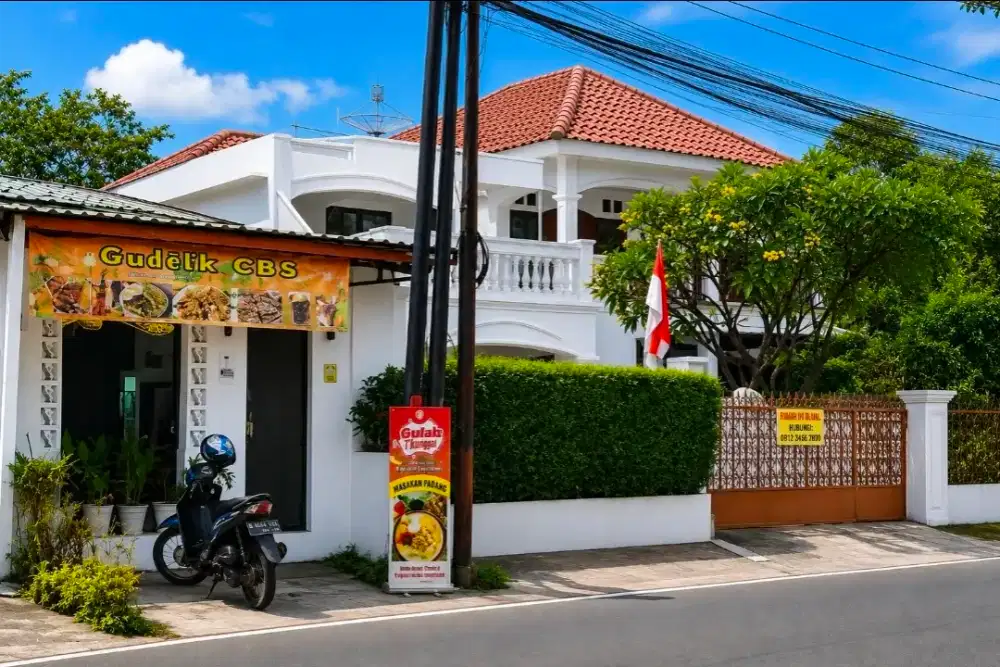 Di jual Rumah beserta Cafe dan kos depan jalan Raya di daerah Bisnis