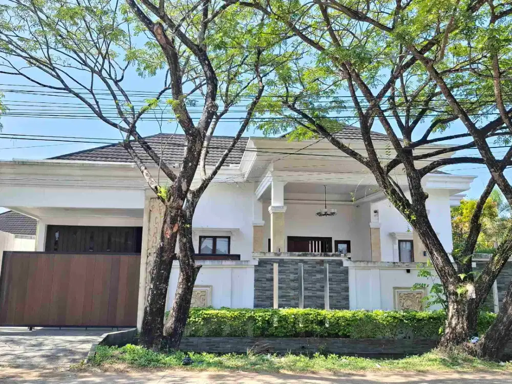 Rumah Mewah dengan Kolam Renang - Full Furnished