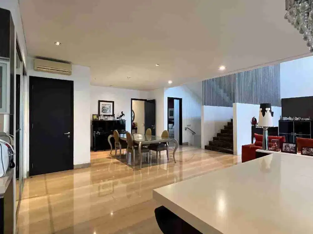 Dijual Rumah Graha Famili Surabaya Barat Semi Furnished Lantai Marmer dan ada Swimming Pool Kolam Renang