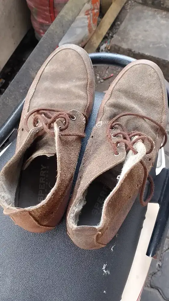 Sepatu size 41 lem kuat