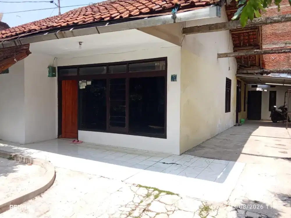 Rumah luas tempat strategis, dekat dengan rumah sakit, komplek sekolah