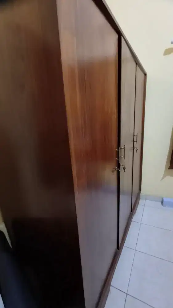 Lemari pakaian jati