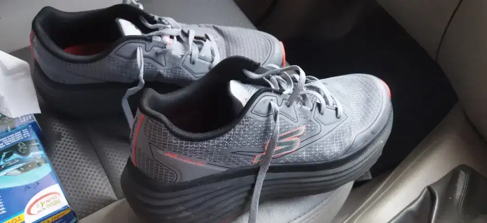 Sepatu olah raga seperti baru no 42