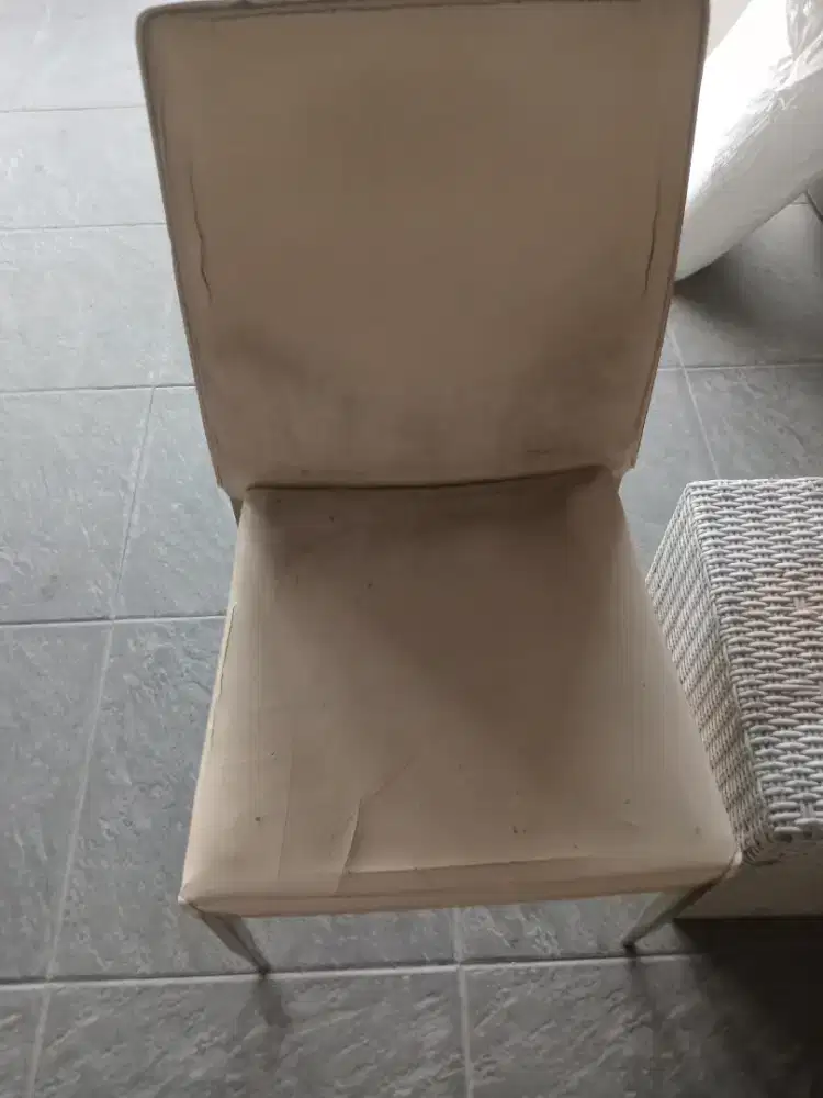 Meja makan berlapis kaca