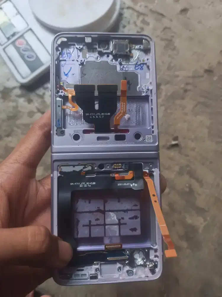 ENGSEL TULANGAN TENGAH FLEXIBLE LCD SAMSUNGGALAXY Z FLIP 3 ORI COPOTAN