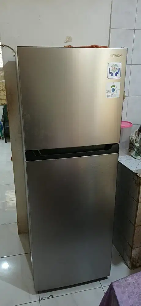 Jual kulkas 2 pintu Hitachi like new