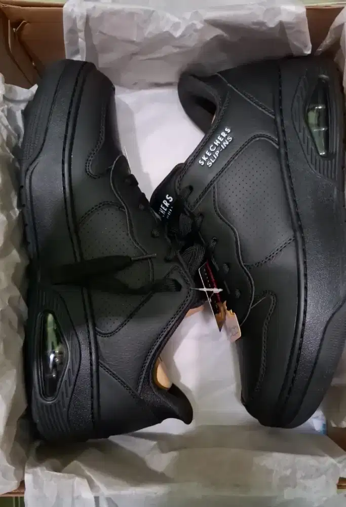 Skechers Slip-Ins warna hitam