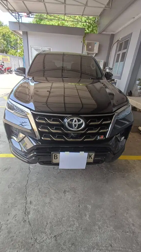 Toyota Fortuner 2.8 GR Sport AT 2023 Hitam KM 56.000 Pjk April 2027