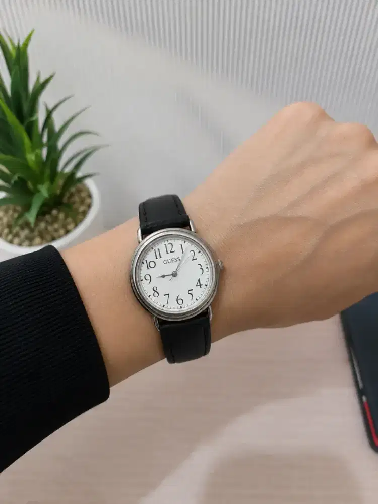 GUESS Vintage Classic Jam Tangan Pria Wanita Quartz Strap Kulit Hitam