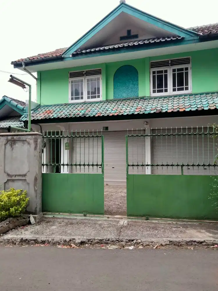 Disewakan Rumah Asri di Lantai Dua SemiFurnished Dekat Plaza Jambu Dua