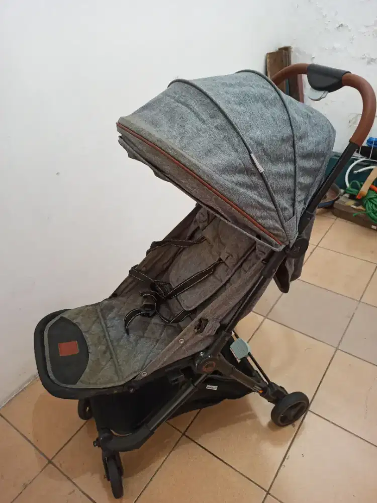 Stroller ringan bisa dilipat jadi dua