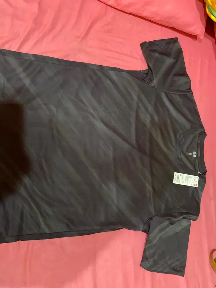 BAJU OLAHRAGA LAKI2 MERK UNIQLO