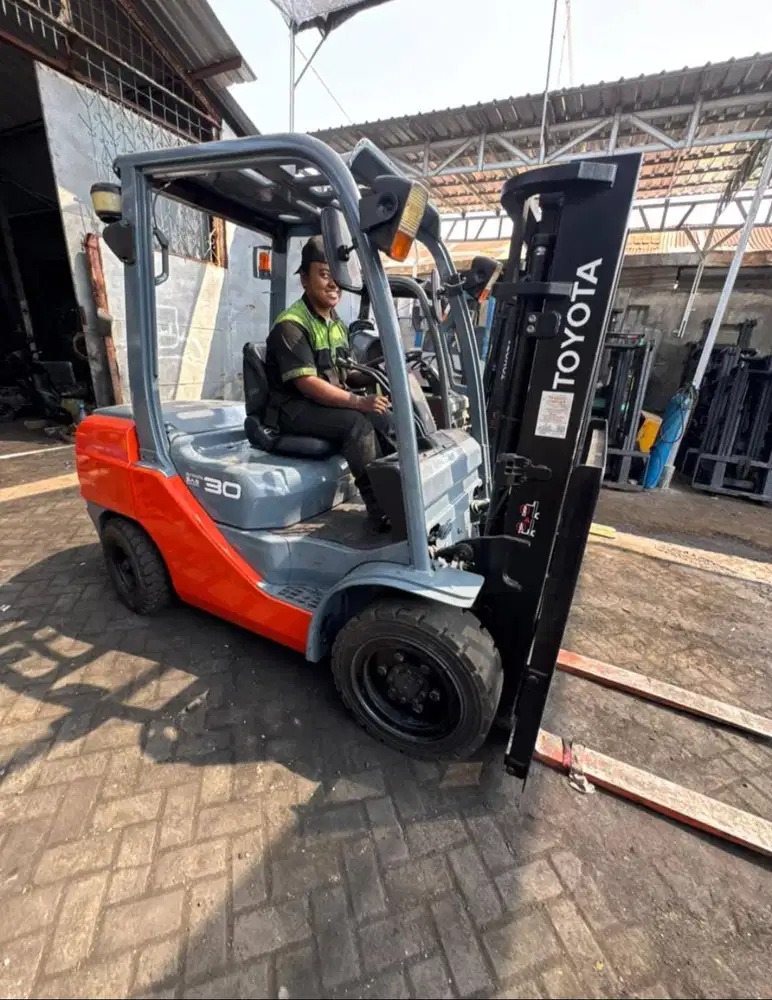 FORKLIFT BEKAS 3 TON BERGARANSI MESIN LANGSUNG PEMILIK