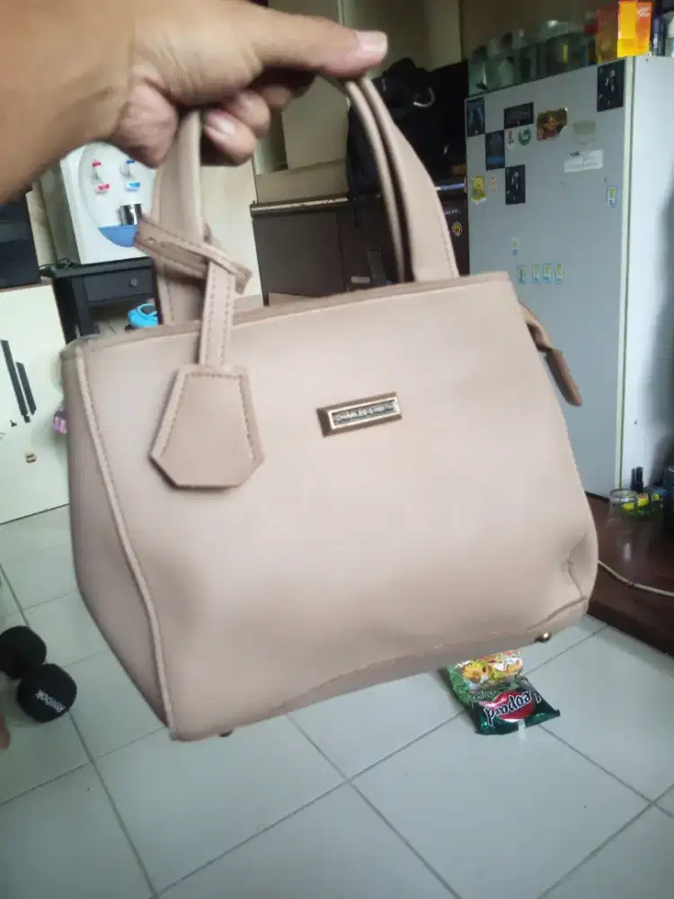 tas cewe charles & keith