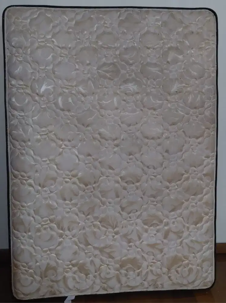 Di jual ranjang spring bed bekas plus dipan