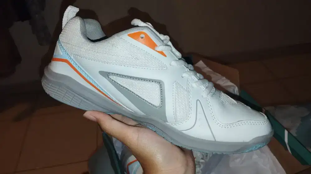 Sepatu Badminton Merk EAGLE VECTOR ukuran 39