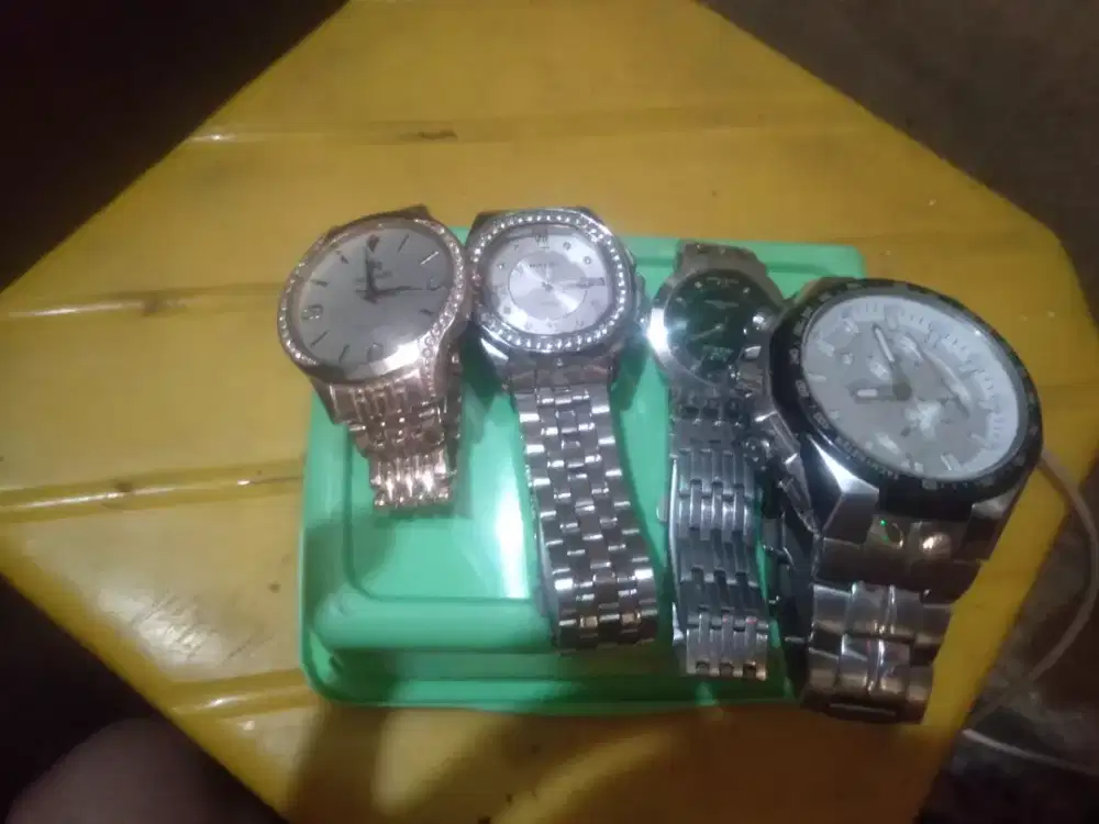 4 jam tangan edisi BU