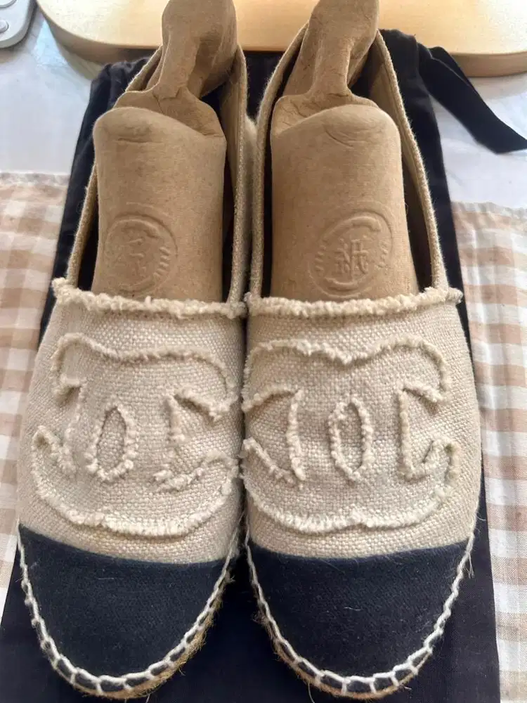Dijual Sepatu branded Ori Chanel Canvas kondisi tidak terpakai no 36