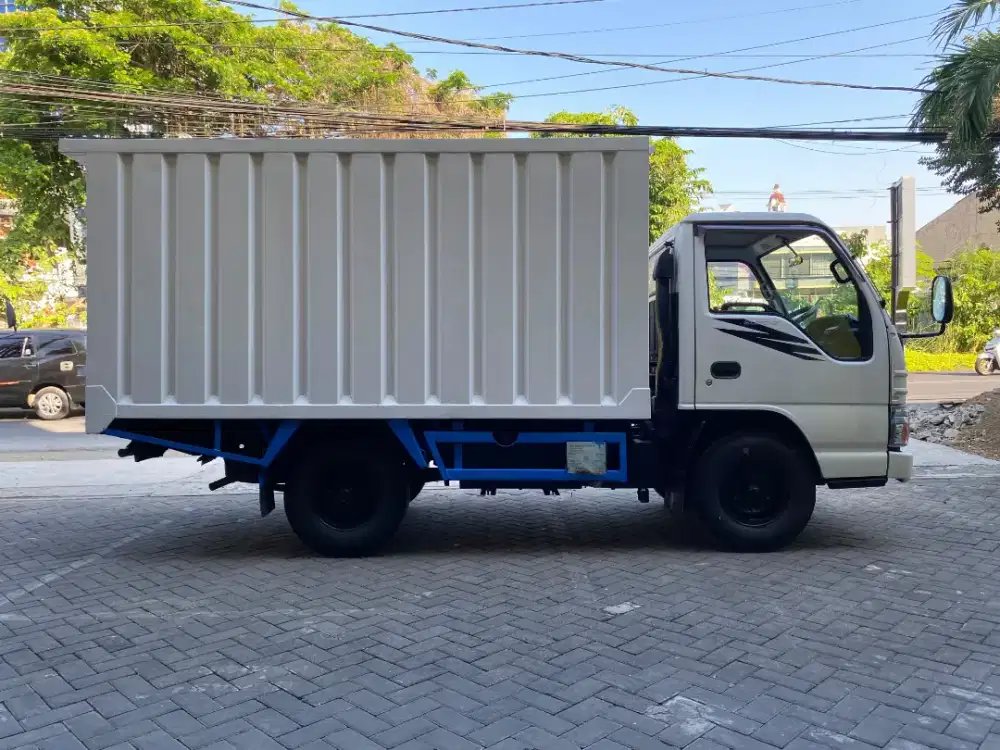 Truk Isuzu ELF 4rdLong Th2013 Box