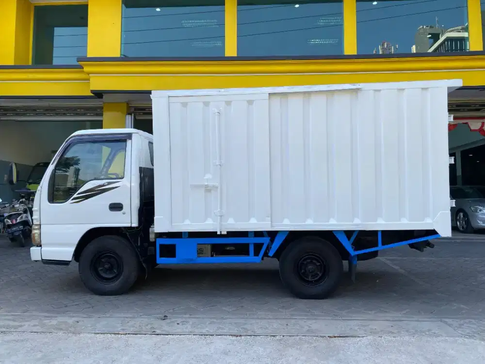 Truk Isuzu ELF 4rdLong Th2013 Box